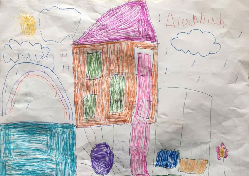Sedemletna Alannah je narisala hišo, ki ima okna narejena iz sladkorja, tobogan, po katerem se spustiš na igrišče na dvorišču, pa je iz želeja.