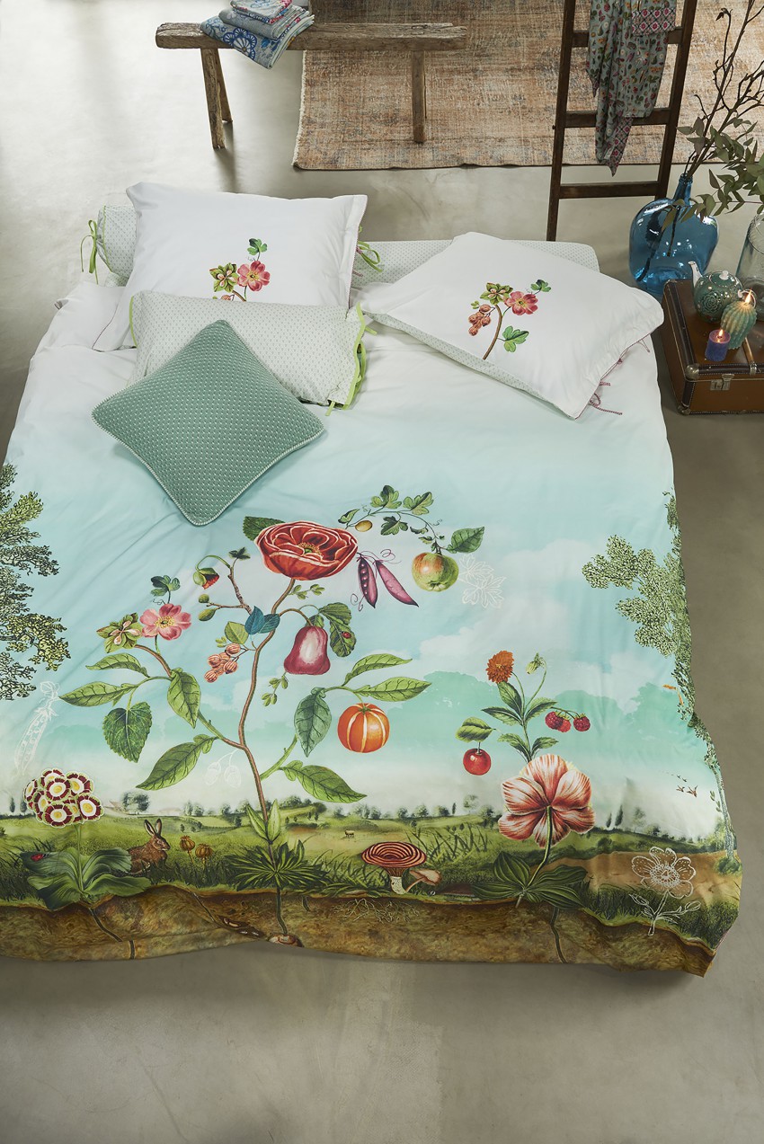 Pri vzorcih, ki krasijo posteljnino, je lahko navdih narava. Na novi jesensko-zimski posteljnini si lahko privoščite bujen travnik s cvetjem in živalmi.