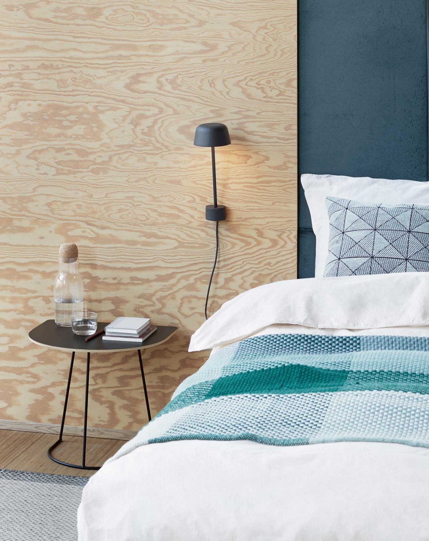 Modra barva se pogosto izbira za obarvanje spalnice, saj deluje elegantno in umirjeno, k njej se lepo podata bela in naravni les.