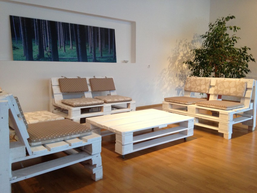 Udoben prostor za počitek ali klepet, narejen iz lesenih palet.