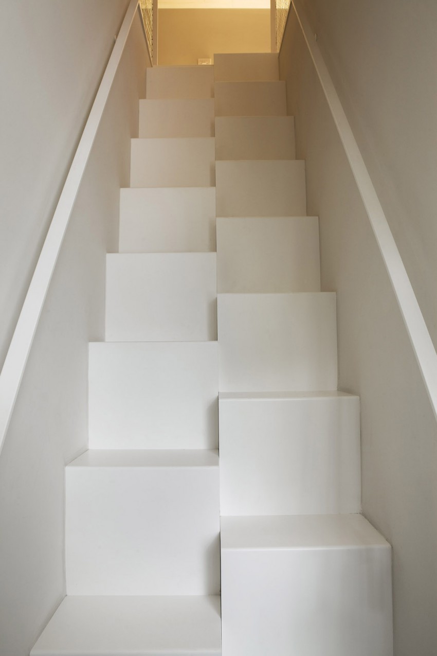 Z neobičajnimi, pa vendar »skoraj normalnimi« stopnicami, kakor pravi arhitekt, so na majhni globini dosegli večjo višino. 