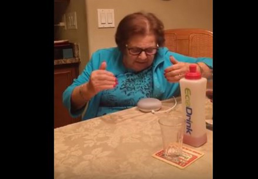 Babica preizkuša pametno napravo Google Home Mini.