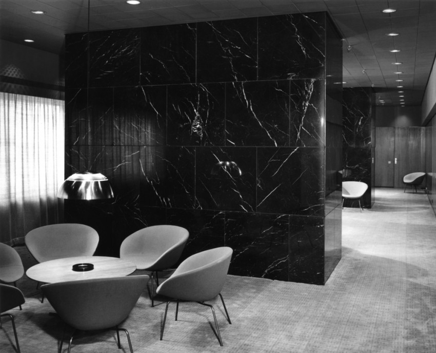 <p>V znamenitem hotelu SAS Royal, ki velja za prvi dizajnerski hotel, so ga umestili v lounge ob dvigalo</p>