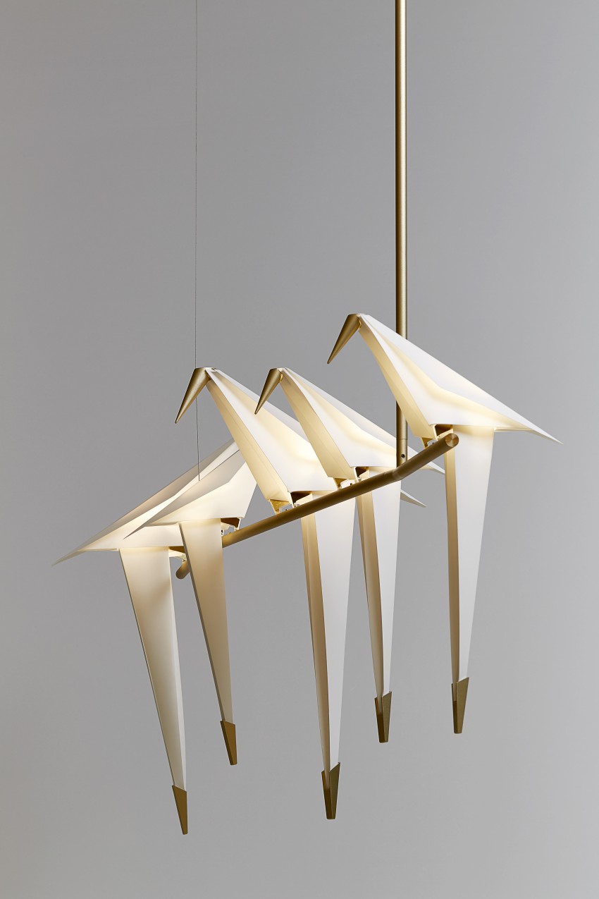 Za svetilo Perch, ki ga je za podjetje Moooi zasnoval oblikovalec Umut Yamac, so bile navdih ptice na veji.