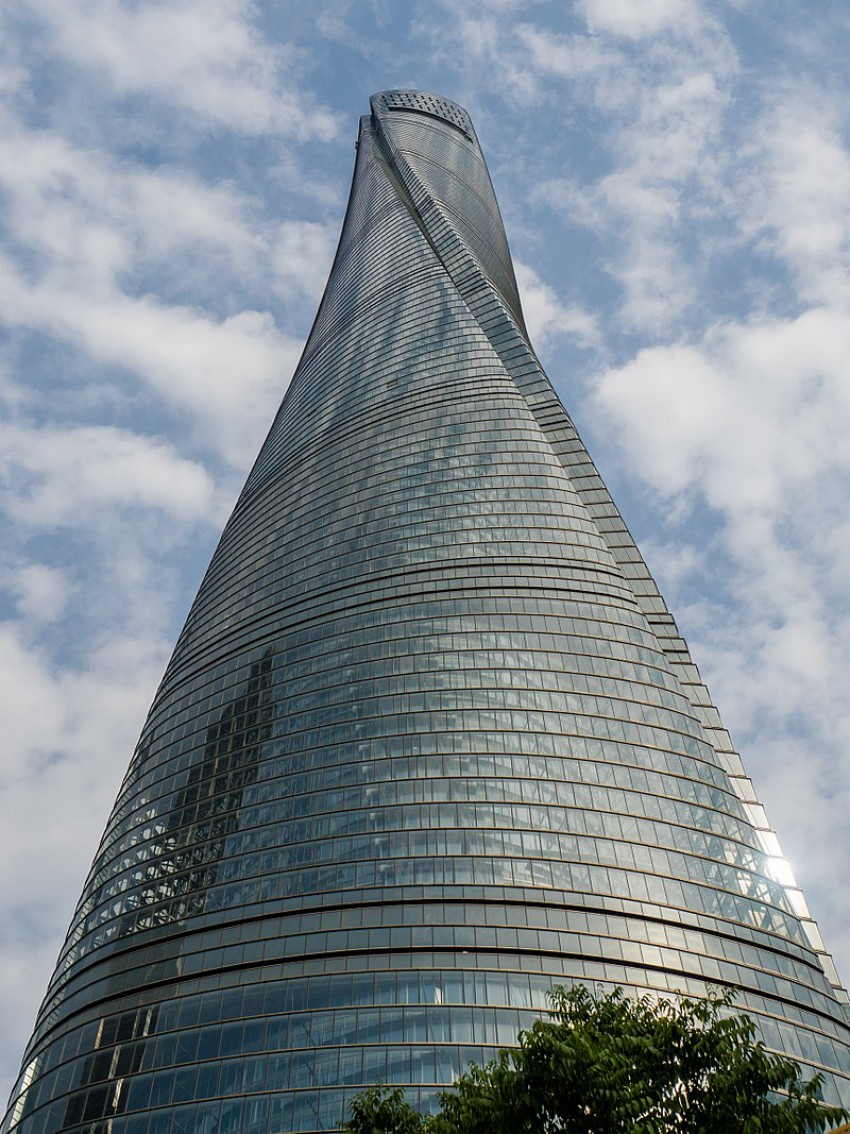 Shanghai tower s svojo unikatno formo kljubuje tudi tajfunom.