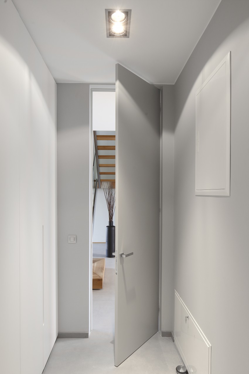 Pri vratih do stropa naj bodo stropna svetila ustrezno odmaknjena od vrat ali vgrajena
