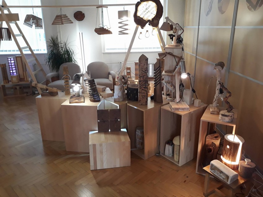 Lesena svetila so unikatna, izdelali pa so jih dijaki Srednje lesarske šole v Ljubljani.