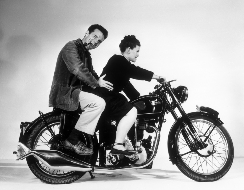 Charles in Ray Eames, ki sta na motorju Velocette pozirala leta 1946, sta tudi reklamne materiale načrtovala do potankosti.