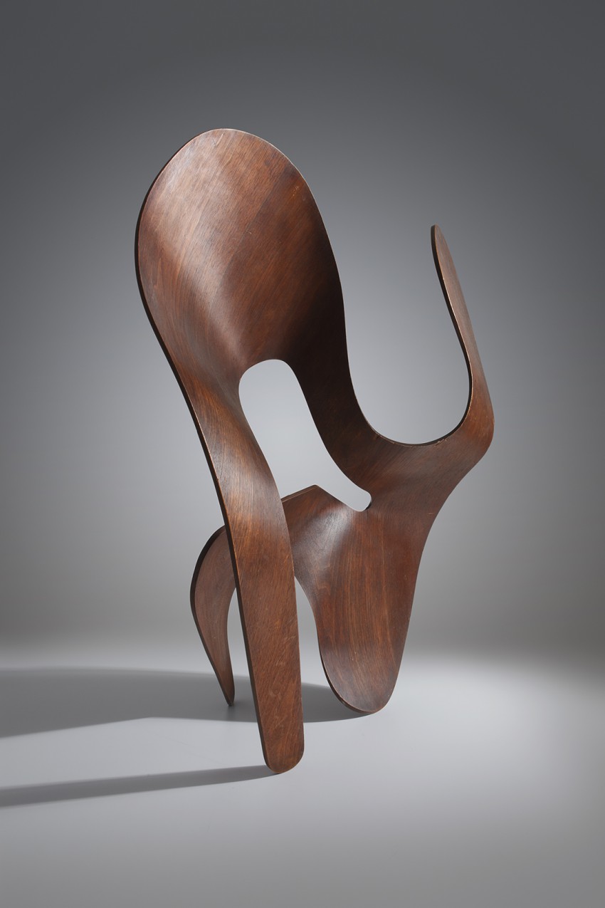 Z eksperimentalno skulpturo iz vezanega lesa je Ray Eames odkrivala, kje so meje njegovega krivljenja.
