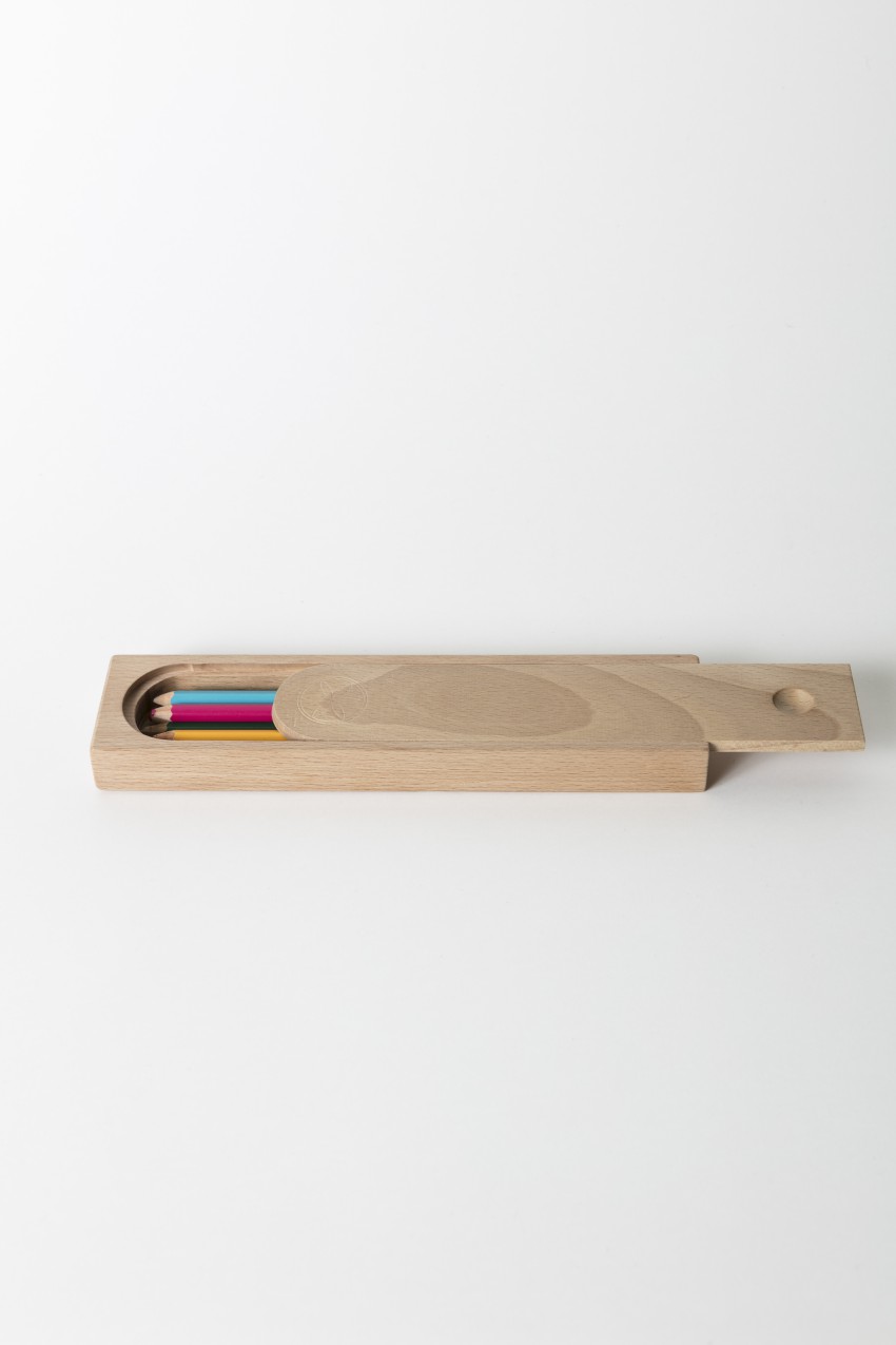 <p>K projektu 100 x 100 Achille so povabili tudi slovensko oblikovalko Niko Zupanc, ki je izbrala leseno puščico za svinčnike.</p>