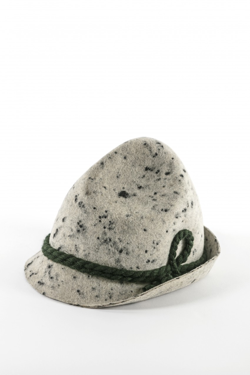 <p>Oblikovalec Alessandro Mendini je za velika mojstra oblikovanja izbral klobuk.</p>