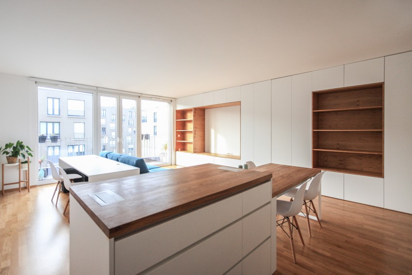 Oprema osrednjega bivalnega prostora je v celoti prilagojena povezovanju in prepletanju funkcij. Tako kot kuhinja je tudi delovna miza usmerjena v prostor, ob njo pa so v sredino prostora umestili še kavč.