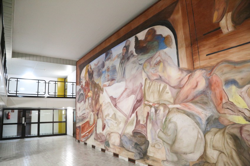 V enem od vhodov stanovalce pozdravi freska Alfreda Hrdličke, slikarja in grafika, ki je bil vse življenje levičarsko usmerjen. 
