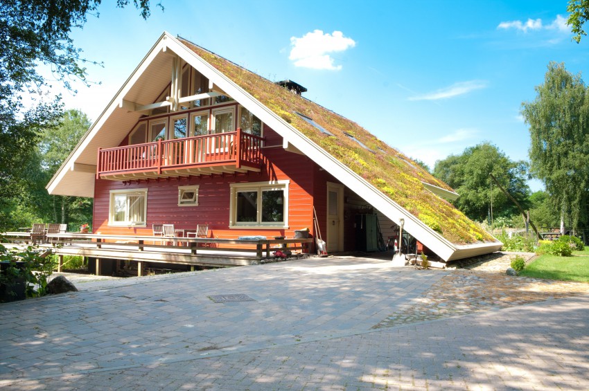 Zelene strehe hladijo hišo in jo hkrati ščitijo pred pregrevanjem.