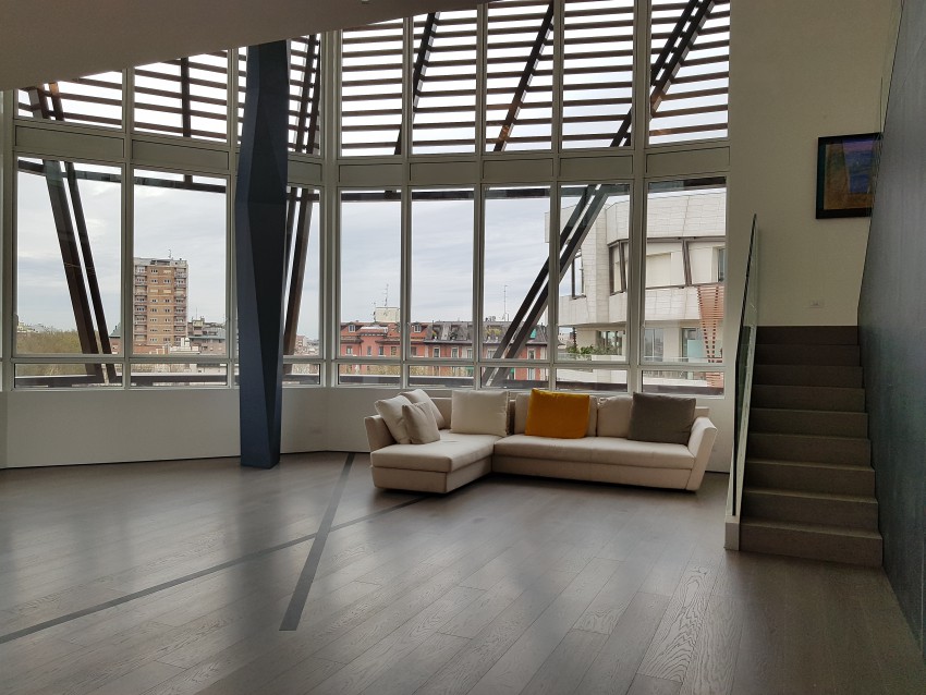 V stanovanjskem kompleksu, ki ga je zasnoval arhitekt Daniel Libeskind, je tudi njegov zasebni penthouse v dveh nadstropjih. Arhitekt je v času tedna oblikovanja v Milanu del svojega doma odprl za obiskovalce arhitekturne razstave. 