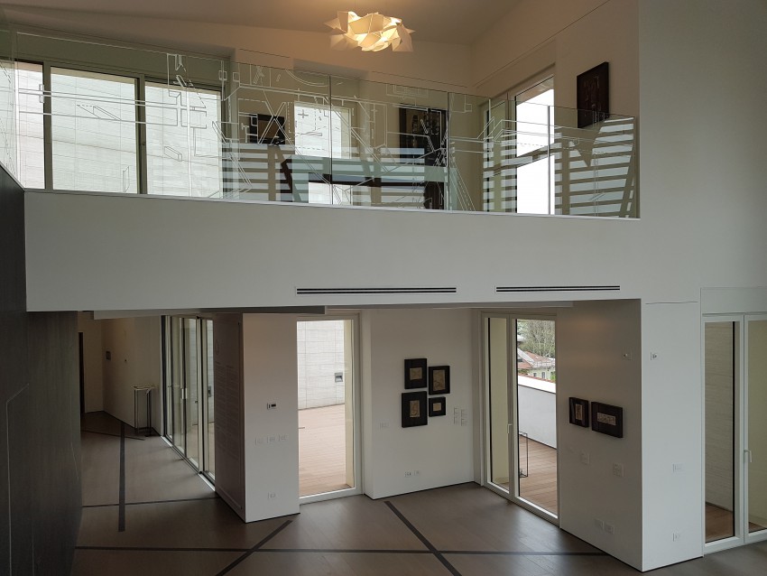 Stanovanje v dveh nadstropjih je izčiščeno in minimalistično. Del, ki smo si ga lahko ogledali, zavzema kuhinjo in osrednji bivalni prostor s stopniščem na galerijo in več izhodi na terase.