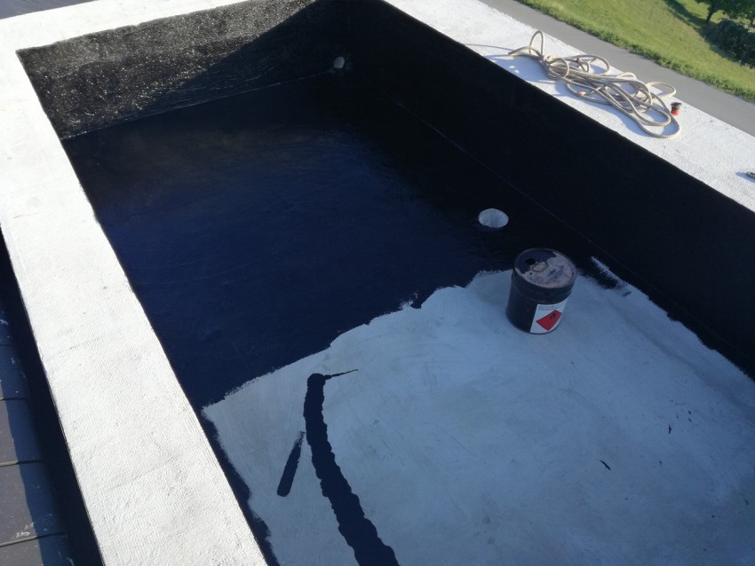 Po zaščiti s cementno hidroizolacijo sem streho premazal z
bitumenskim premazom.
