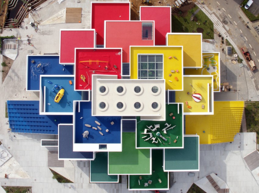 Lego hiša je zgrajena tako, da daje videz lego kock, postavljenih ena na drugo.
