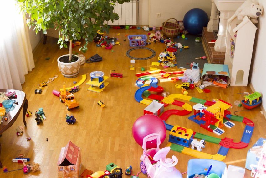 Otroška soba med igro in po njej pogosto spominja na razdejanje po potresu. Pospravljanje igrač naj bo preprosto in hitro. Najlažje je, če imamo zanje namesto polic v sobi samo koše in zabojnike.
