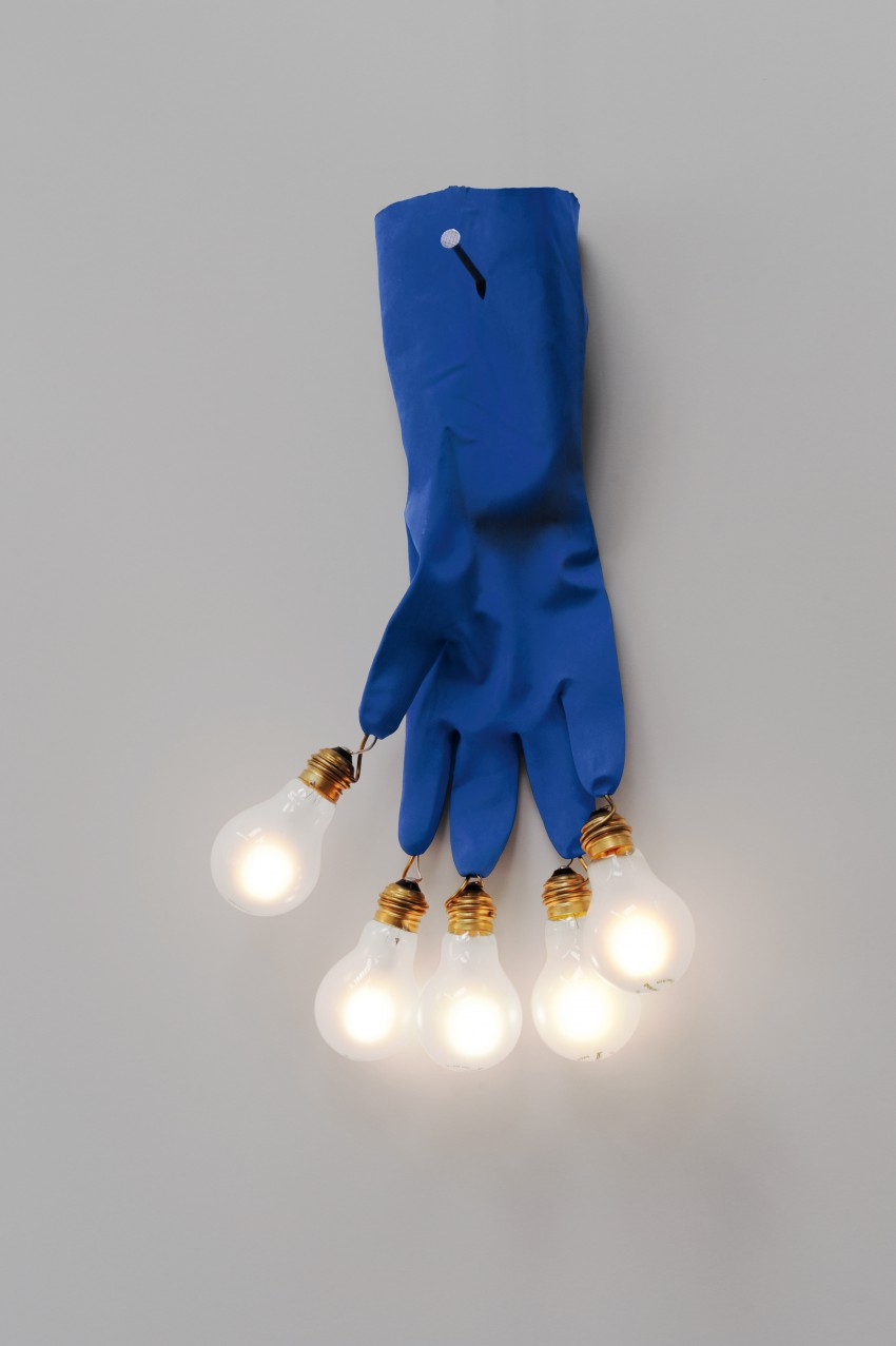 Svetilo, v katerem so združili delovne rokavice in žarnice, je nastalo v studio Inga Maurerja.