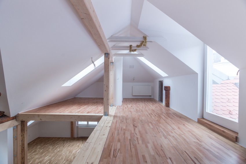 Z montažnimi etažami oziroma galerijami pridobimo dodatne bivalne površine ter vzpostavimo vertikalne povezave med spodnjimi in zgornjimi prostori.