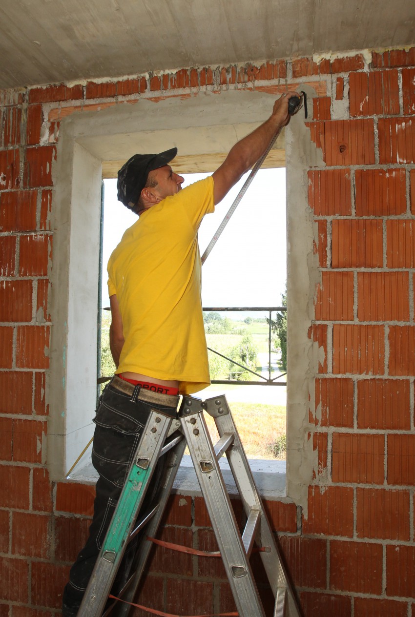 Pred začetkom vgradnje je treba še enkrat preveriti linearne mere in pravokotnost okenskih odprtin, pa tudi velikost okna. 