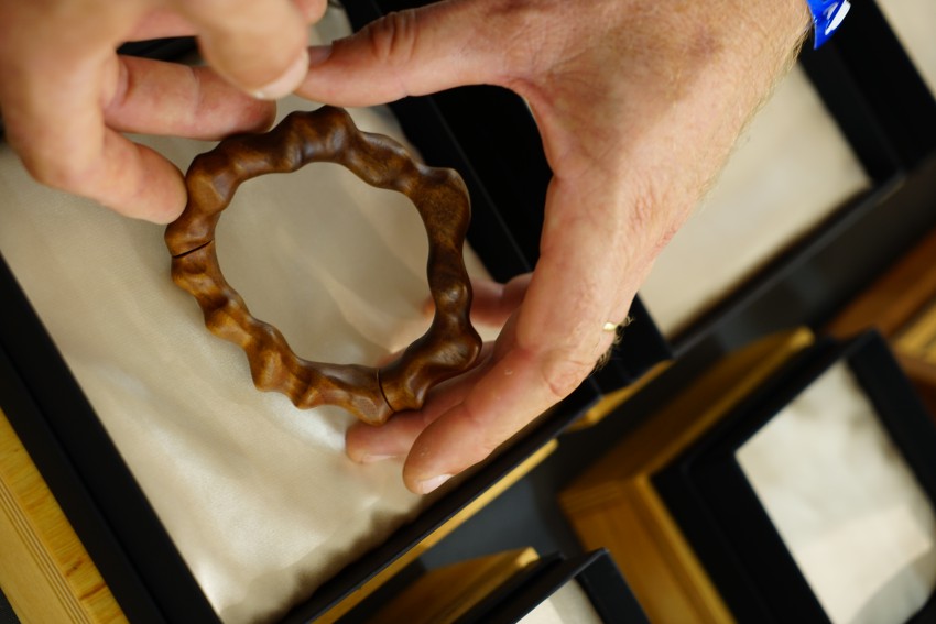 <p>300 lesenih medvedov: leseni nakit Vesna snuje Peter Gregor, ki se z obdelavo in oblikovanjem lesa ukvarja že več kot 30 let.</p>
