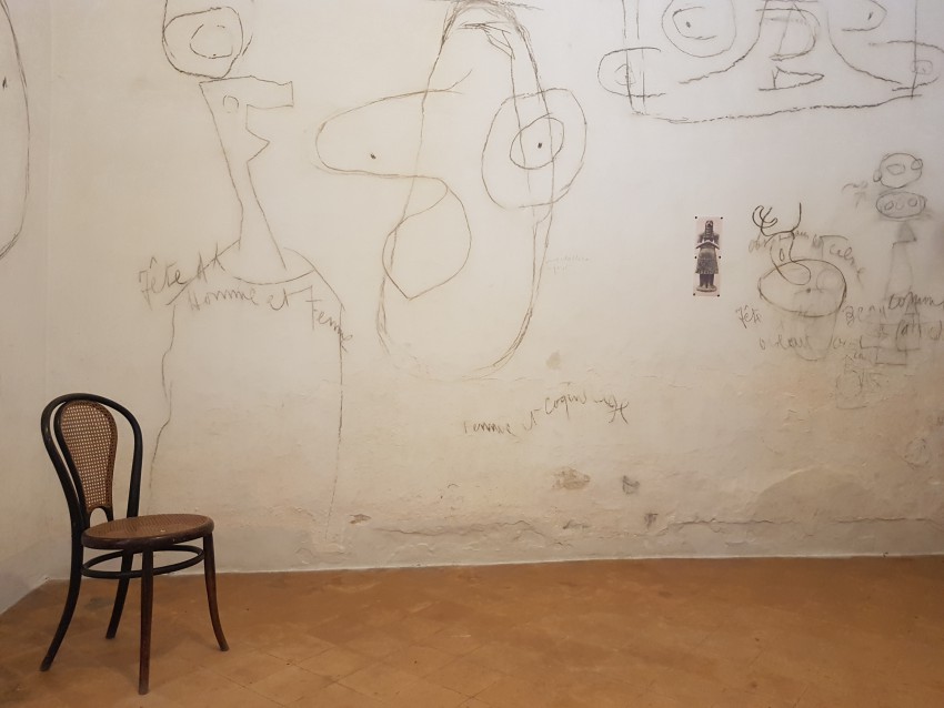 Na stenah hiše so ohranili risbe in grafite. 