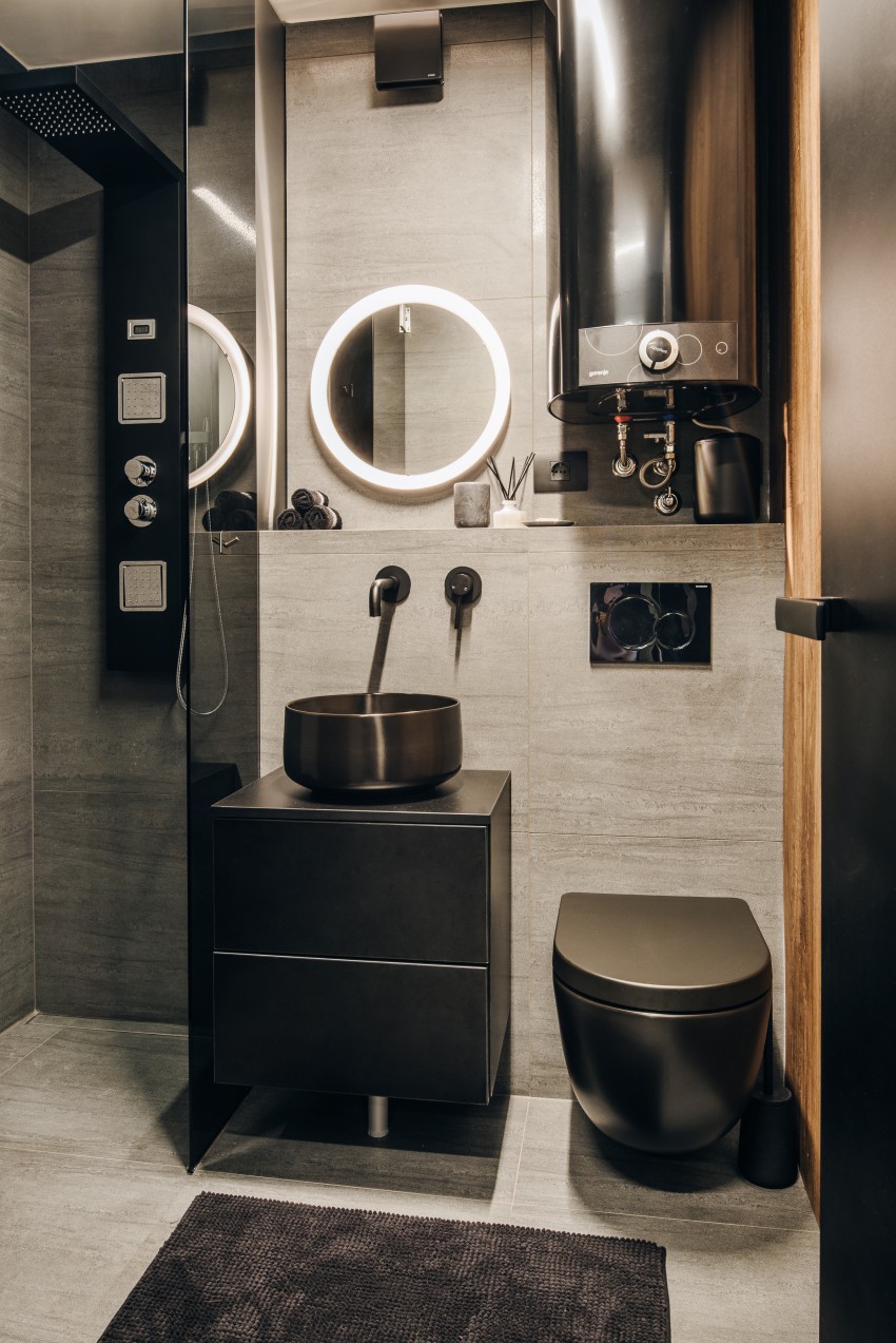 V kopalnici so v črni barvi tudi kopalniški elementi, kot sta wc školjka in umivalnik, armature in celo grelnik vode.