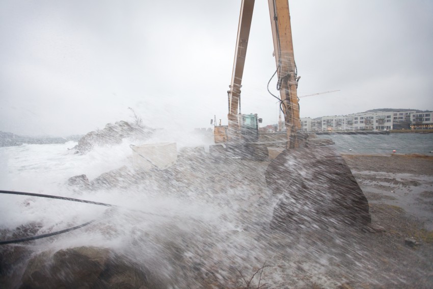<p>Pri gradnji podvodne restavracije so težave povzročali valovi in veter.</p>