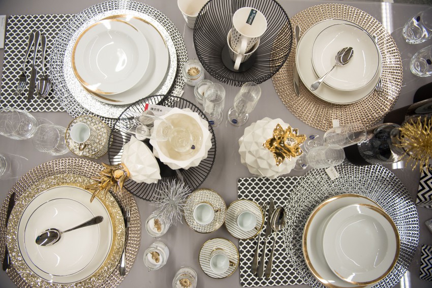 Lepo pogrnjena miza prav tako spada k praznikom. Zlata barva je nepogrešljiva stalnica v božično-novoletnih okrasitvah. Če je odmerimo ravno prav, deluje elegantno in lepo.