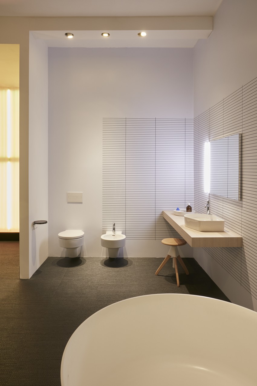 Umirjena in nevtralna barvna shema, v kateri prevladujejo naravni materiali, je ena izmed možnosti zasnove domače kopalnice.