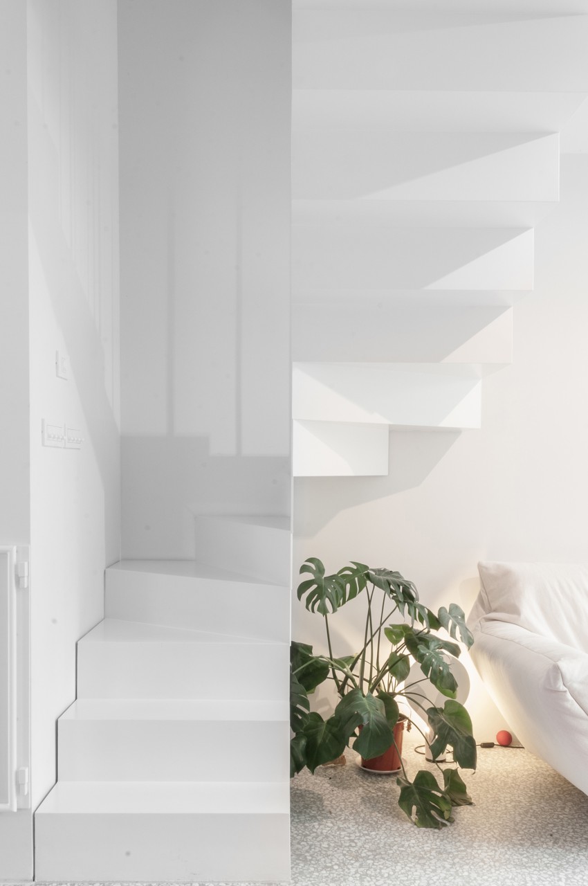 V zgornje nadstropje vodijo minimalistično oblikovane stopnice.