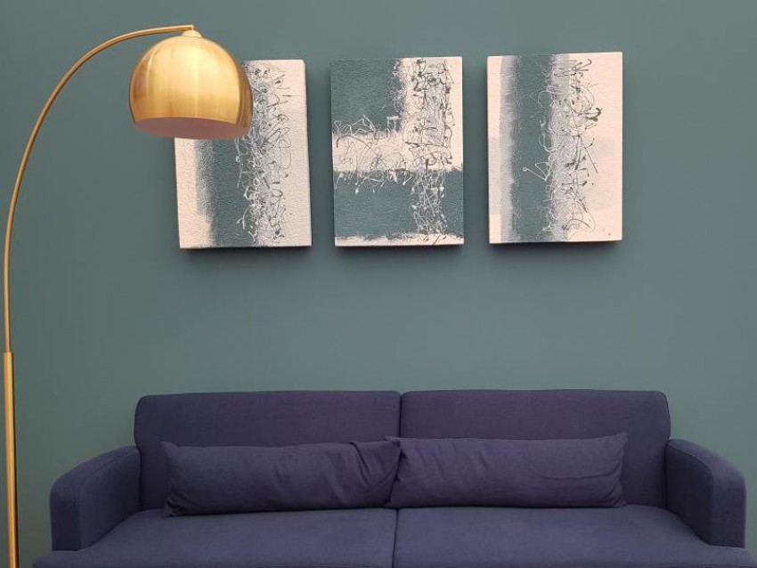 <p>Arhitektka Nina Štajner je za sejemsko predstavitev naredila tudi tri slike z odtenki modre.</p>