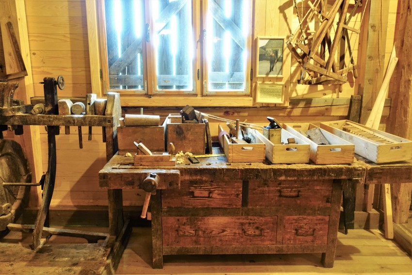 Obiskovalci si lahko ogledajo tudi bogato zbirko mizarskega orodja. 