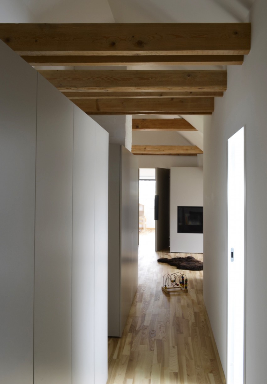 <p>Poseben pečat daje stanovanju mogočna lesena strešna konstrukcija, ki so jo dodatno poudarili tako, da so nanjo nevidno umestili splošno osvetlitev stanovanja.</p>