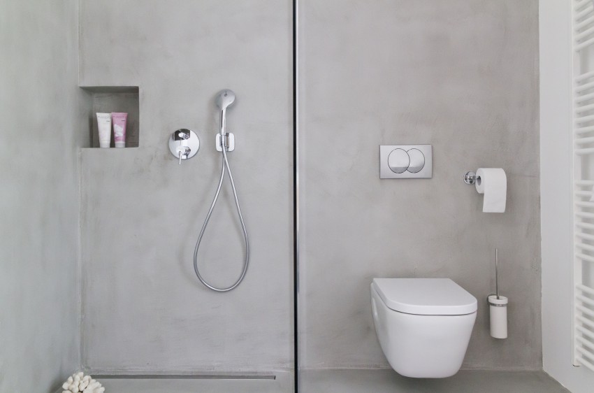 Tla in stene obeh kopalnic v hiši ter tlak hodnikov so iz mikrocementa. 