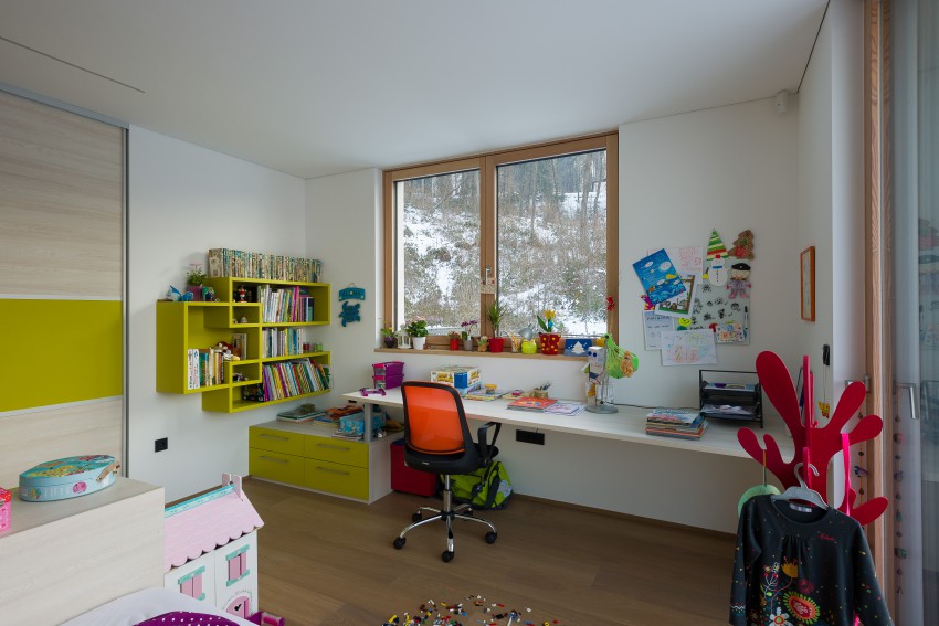  V otroških sobah je pohištvo v izbranih barvah po željah otrok. 