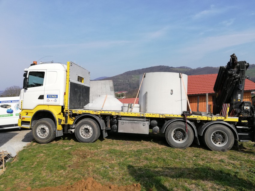 Čistilna naprava tehta več kot 5 ton in dvig tolikšne teže v pripravljeno jamo je velik podvig tudi za tovorno vozilo.