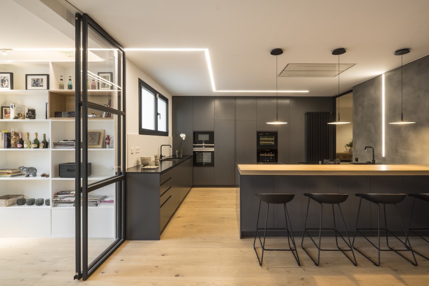 Španska oblikovalka interierjev Susanna Cots je kuhinjo v stanovanju v središču Barcelone zasnovala kot steklen kubus, v katerem ima glavno vlogo črna barva.