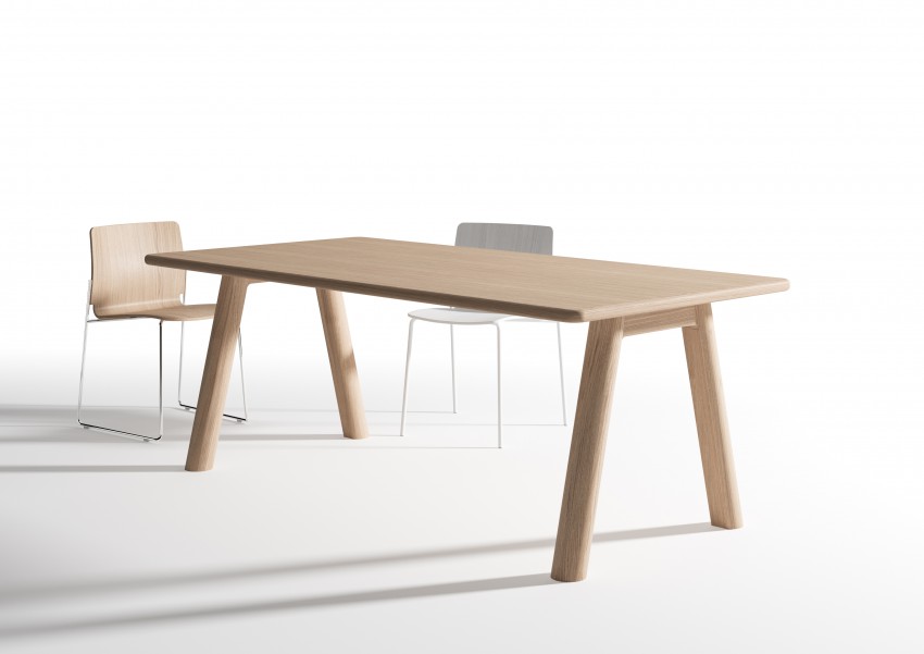 Leseno jedilno mizo lahko kombiniramo s prav tako lesenimi stoli.