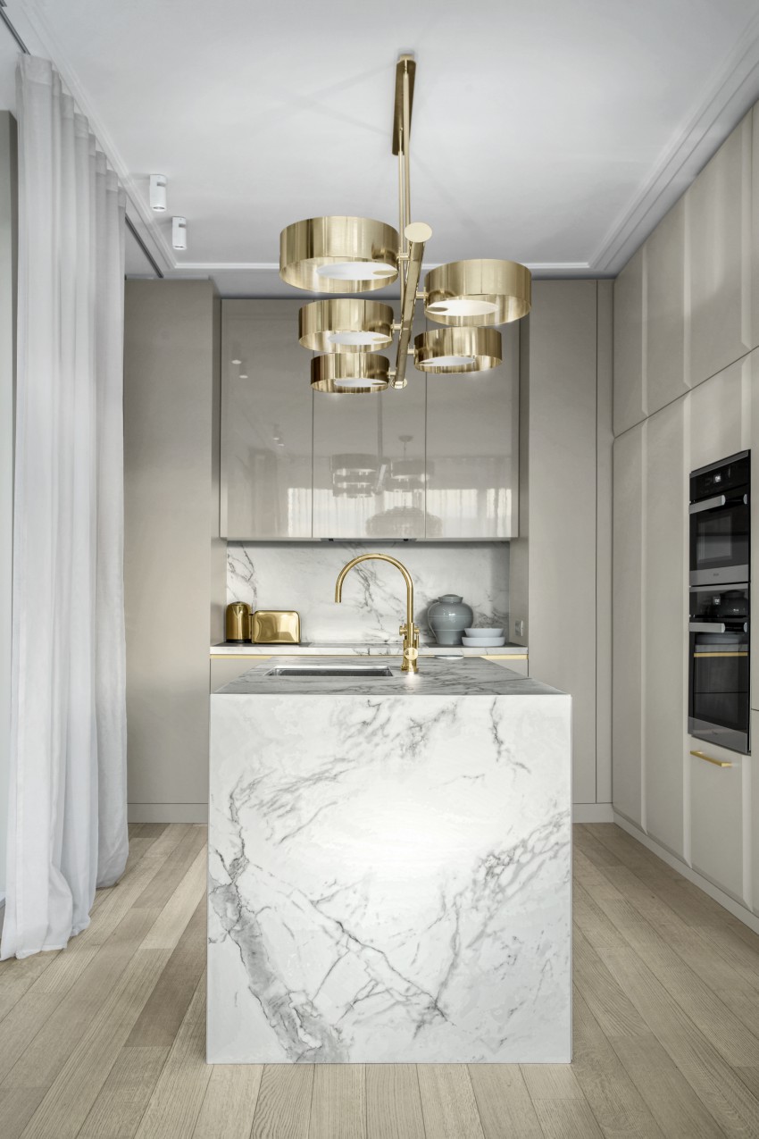 V kuhinji izstopa monoliten kuhinjski otok v videzu marmorja. 