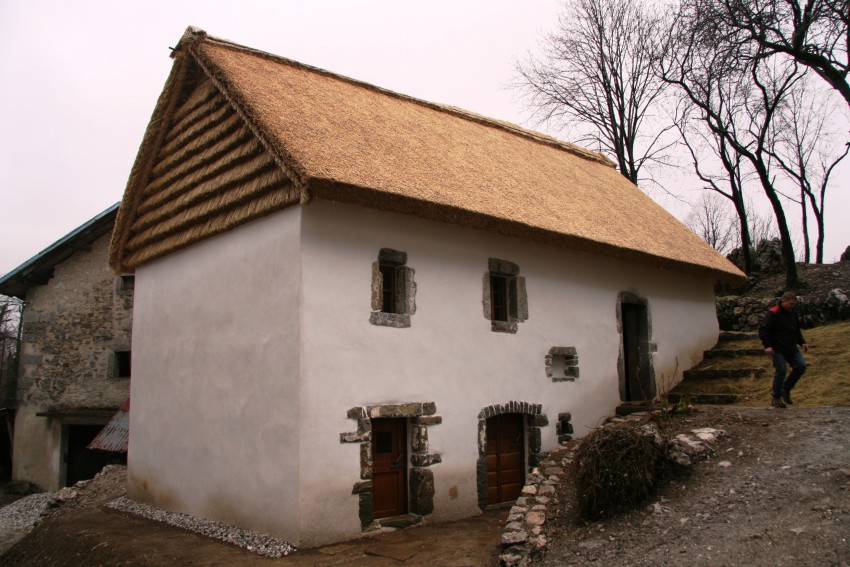 Strma slamnata streha Nježne hiše v vasi Jevšček med Posočjem in Benečijo. 