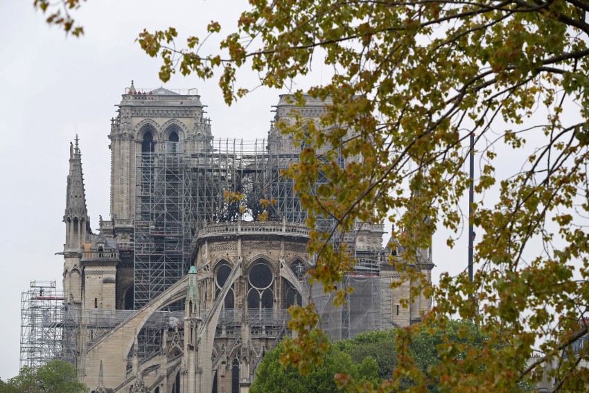 <p>Pogled pa katedralo Notre Dame po požaru.</p>