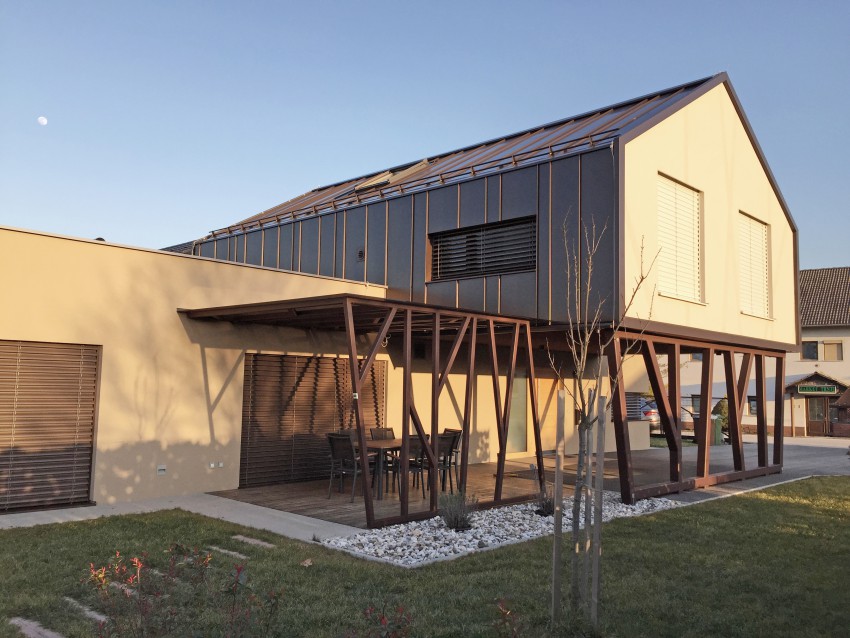 Pasivno montažno hišo B je podjetje Riko hiše zgradilo v Brežicah. Zasnovali so jo v arhitekturnem biroju Naino.