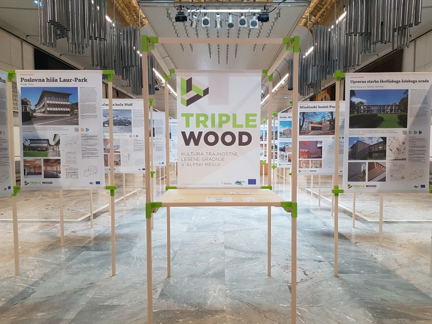 Na posebnih panojih so na ogled primeri lesene gradnje iz sedmih držav alpske makro regije.