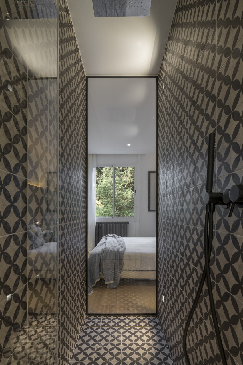 Glavna spalnica ima prho, oblikovano kot steklen prehod z vhodom na dveh straneh, pogled pa pritegnejo vpadljive keramične ploščice po tleh in stenah.