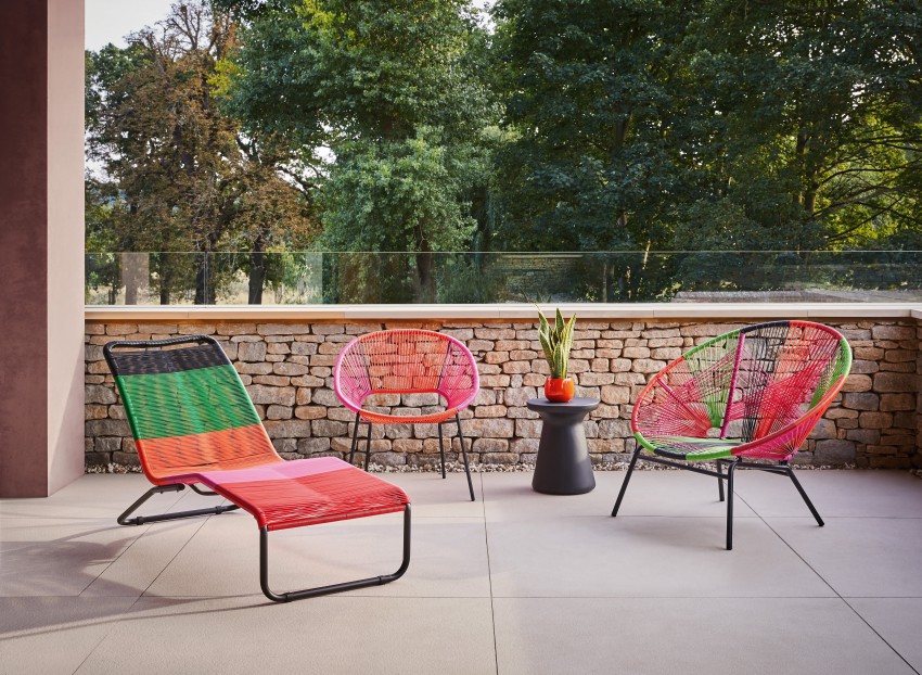 Vrtno sedežno pohištvo iz kakovostno barvanih cevi z elastičnim pletivom je lahko in zračnega videza (kolekcija Jambi, Habitat).