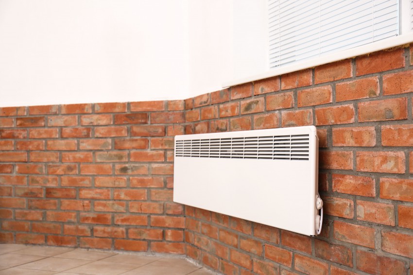 Dinamično hlajenje s toplotno črpalko omogočajo ventilatorski konvektorji. Hladilni medij ima lahko nižjo temperaturo kot pri ploskovnem hlajenju.