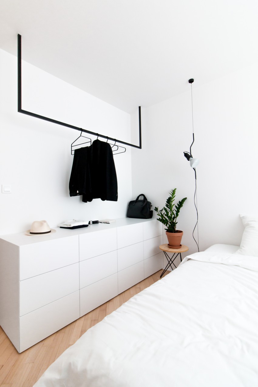 Kombinacija bele in črne barve se ponovi tudi v spalnicah, dopolnjuje pa jo naravni les.